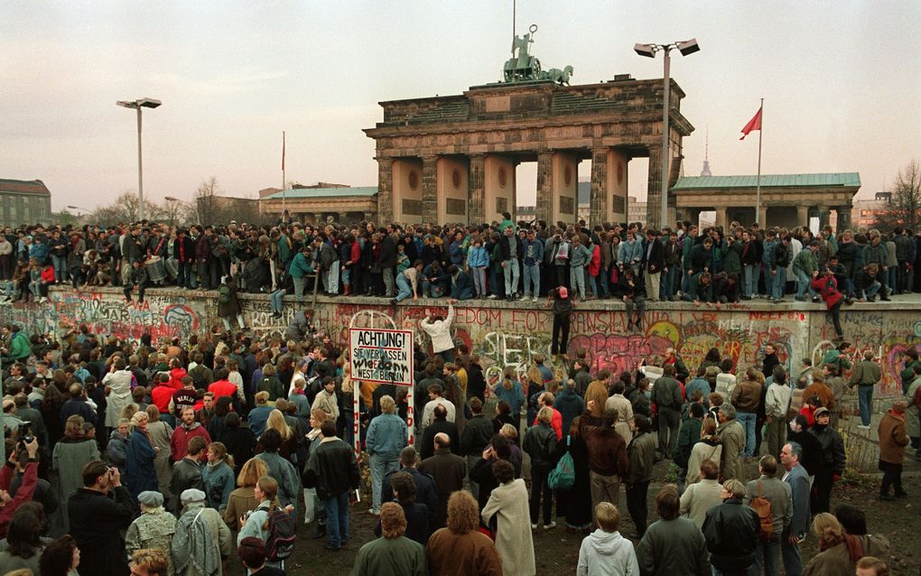 Duizenden jonge Oost-Berlijners beklommen op 10 november 1989 de Berlijnse Muur. beeld AFP, Andreas von Lintel