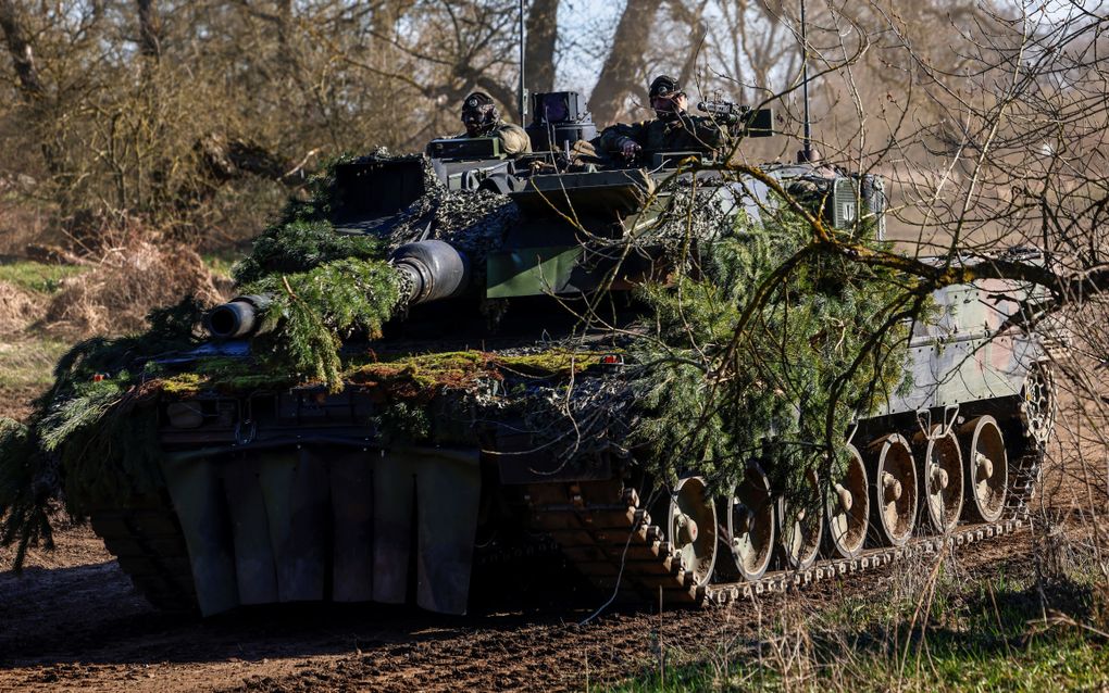 Een gecamoufleerde Duitse Leopard 2 A7-tank tijdens een oefening in Klietz, Duitsland. beeld EPA, Hannibal Hanschke