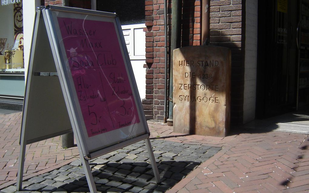 NORDHORN – Een nauwelijks opvallende gedenksteen in de ”Alte Synagogenstrasse” herinnert nog aan de –in 1938 verwoeste– synagoge in het Duitse Nordhorn.  Foto RD