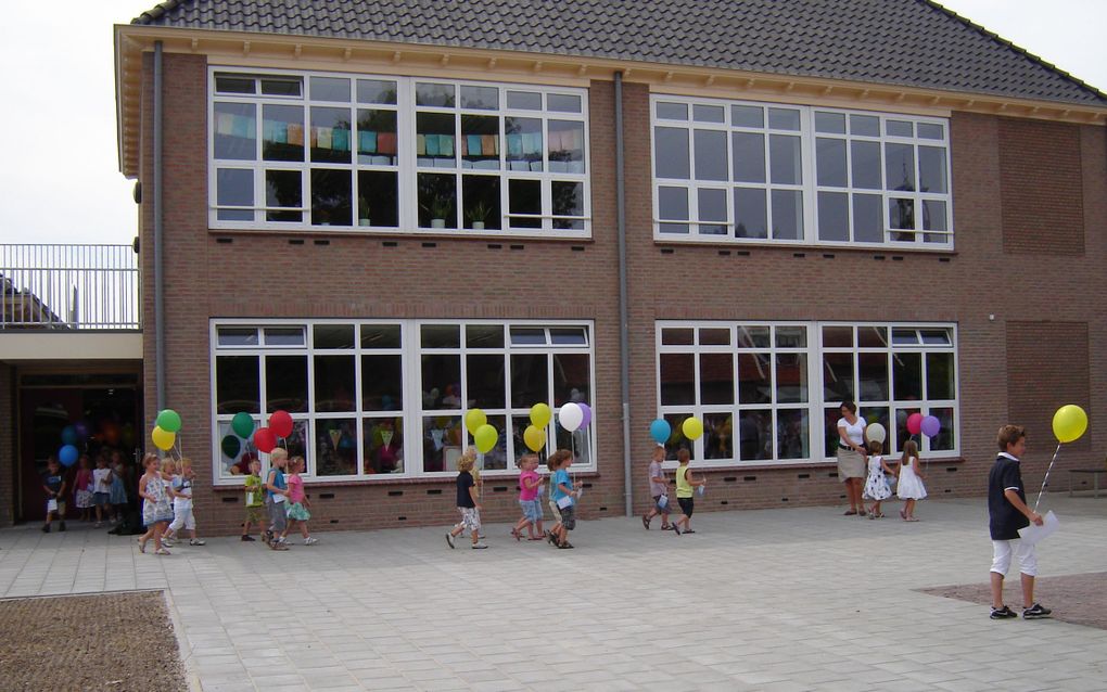 GAMEREN – Kinderen van de School met de Bijbel in Gameren lieten dinsdag ballonnen op nadat een uitbreiding van de school officieel was geopend. Foto Dirk Brugmans