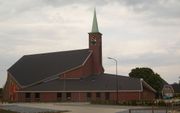 ELSPEET – Het nieuwe kerkgebouw van de hersteld hervormde gemeente te Elspeet. Rechts achter het op 19 mei in gebruik genomen bedehuis de pastorie van ds. H. Zweistra. Foto RD