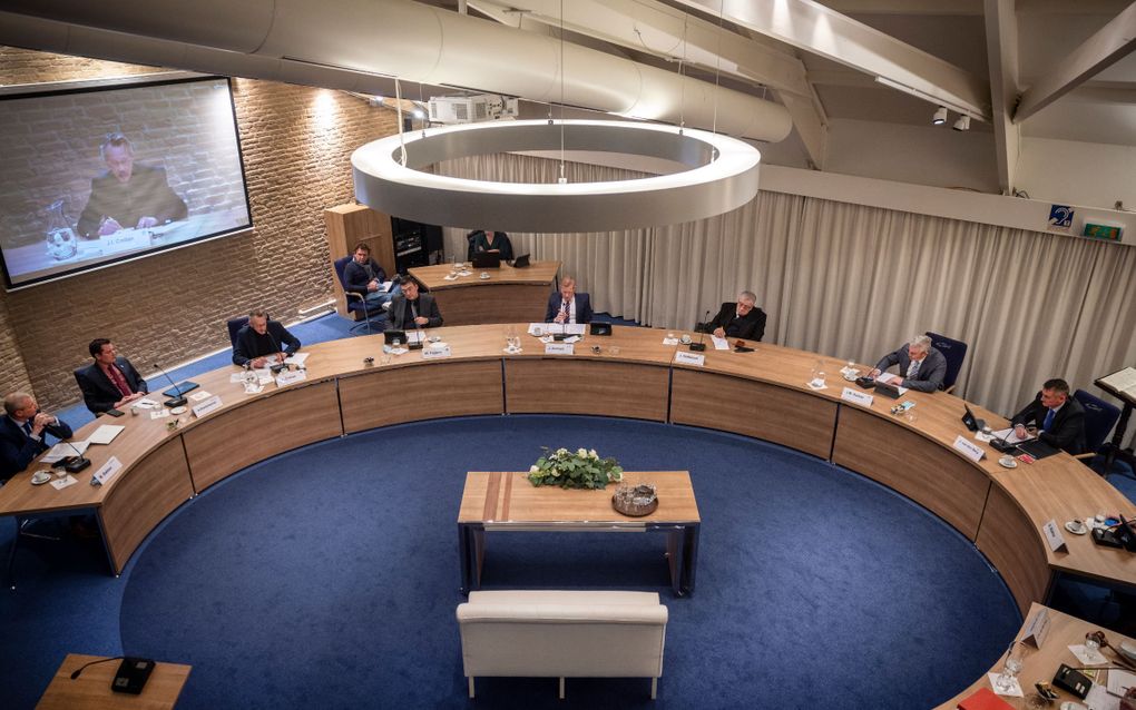 Gemeenteraadsleden tijdens een spoeddebat over de rellen tegen de avondklok. Bij de rellen werd onder andere een testlocatie van de GGD in brand gestoken. beeld ANP, RAMON VAN FLYMEN