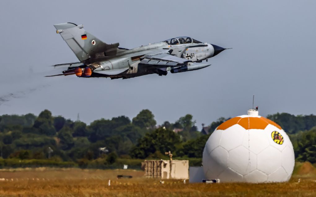 Een Duitse Panavia Tornado stijgt op van de Duitse luchtmachtbasis Jagel. beeld EPA, Hannibal Hanschke