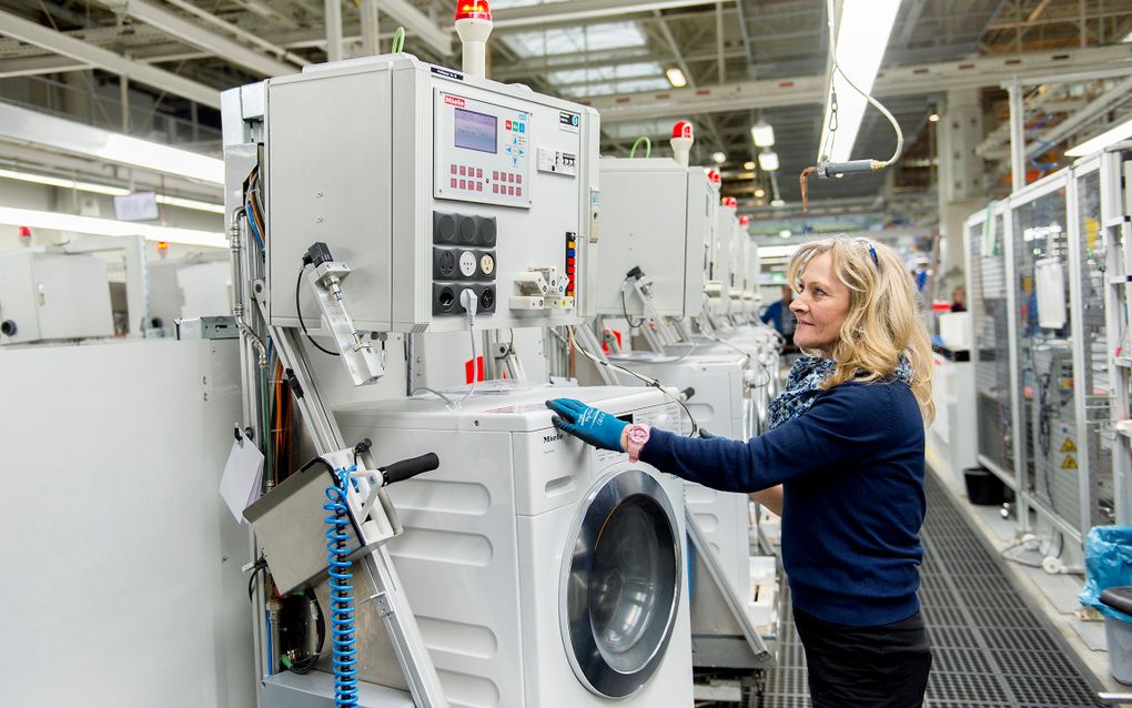 Een medewerker van Miele aan het werk in de fabriek in het Duitse Bielefeld. beeld Miele