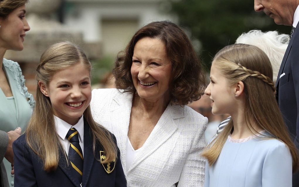 Prinses Sofia (l.) en haar zus, kroonprinses Leonor (r.), met tussen hen in hun grootmoeder Paloma Rocasolano. beeld EPA