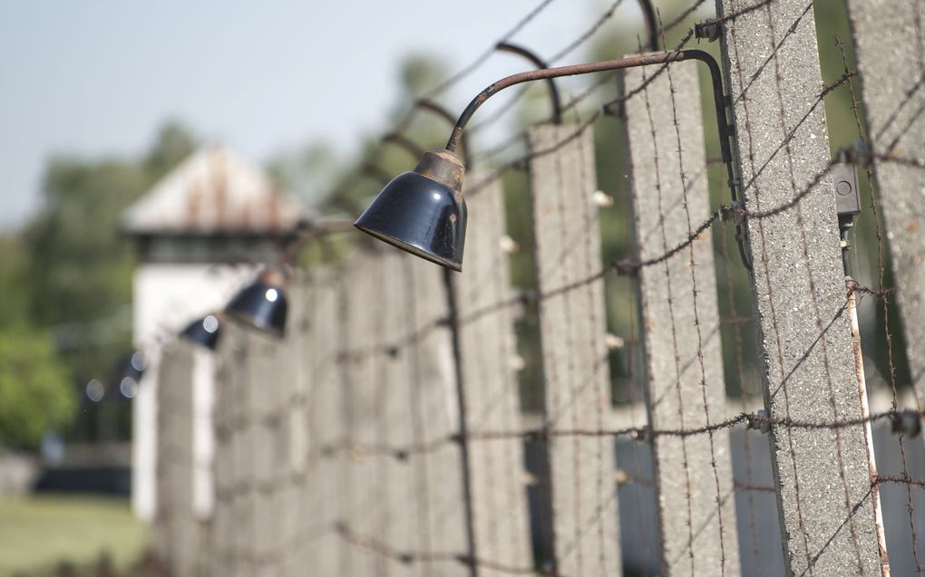 Een (gereconstrueerde) wachttoren en afscheiding van concentratiekamp Dachau, bij München. beeld EPA, Lukas Barth-Tuttas