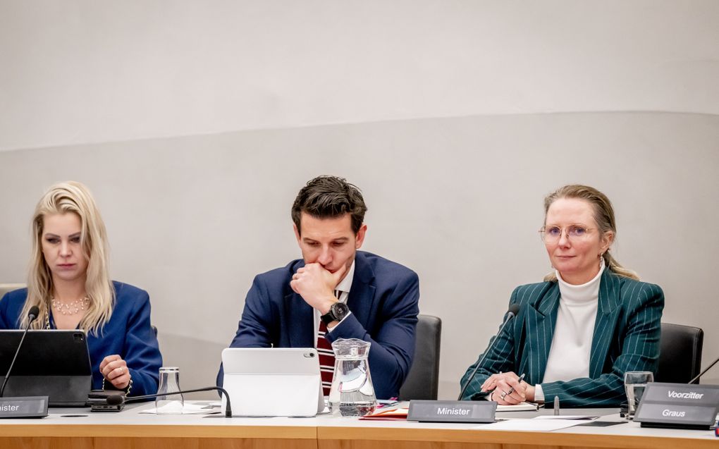 Landbouwminister Femke Wiersma
(l.) en minister van Volksgezondheid Fleur Agema (r.) donderdag in de Tweede Kamer. beeld ANP, Robin Utrecht