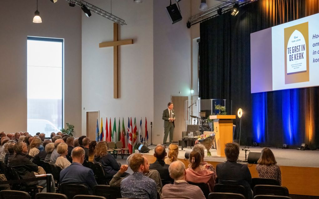 Ds. C.M. van Loon (op het podium) presenteerde vrijdag in Almere de uitkomsten van zijn onderzoek ”Kerk door de ogen van de gast”.
beeld Ruben Schipper Fotografie