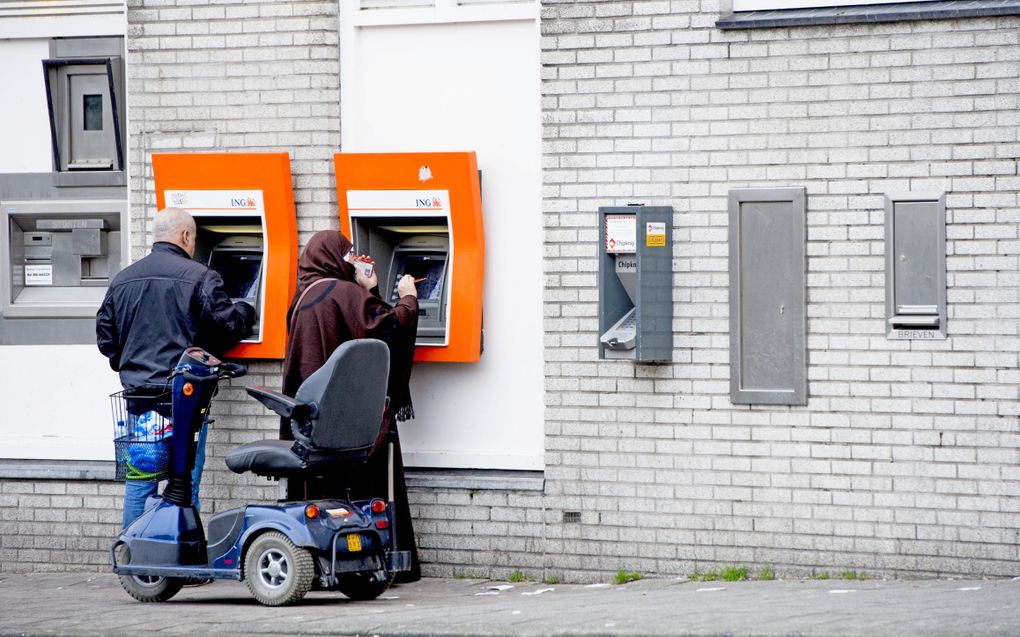 Sinds de oproep van dinsdag aan Nederlanders om contant geld in huis te halen, is het aantal opnames bij pinautomaten met zo’n 10 procent toegenomen. beeld ANP, Robin Utrecht