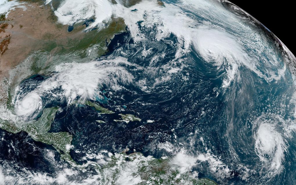 Een satellietbeeld van begin oktober laat drie orkanen tegelijk zien. Een unicum. Links in de Golf van Mexico: Milton. Rechtsboven: Kirk.  En rechtsonder: Leslie. beeld NOAA