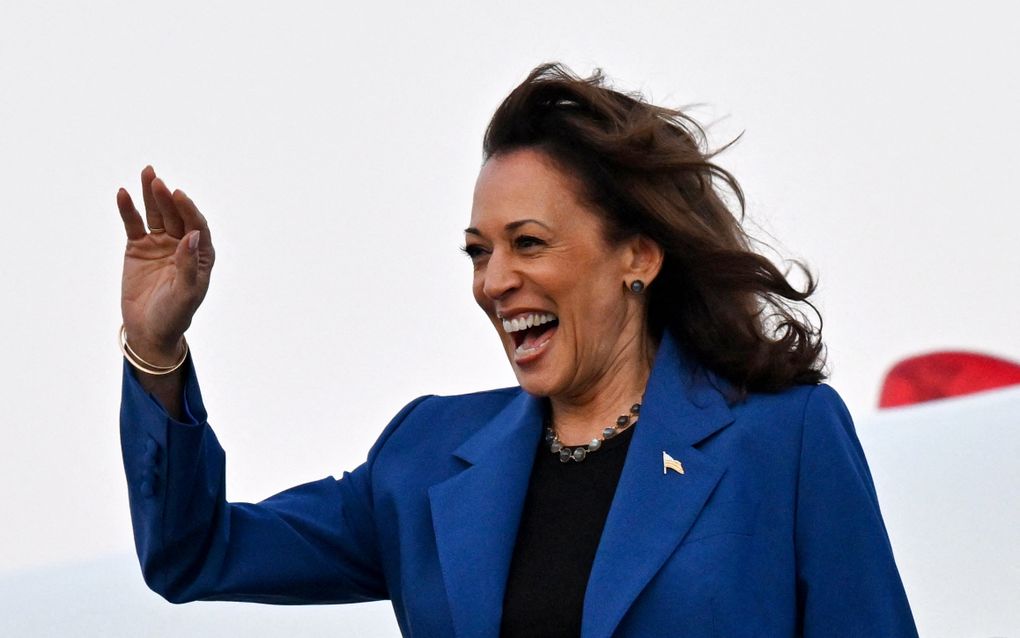 De Democratische presidentskandidaat Kamala Harris arriveert na een campagnedag op het vliegveld van Chicago. beeld AFP, Robyn Beck