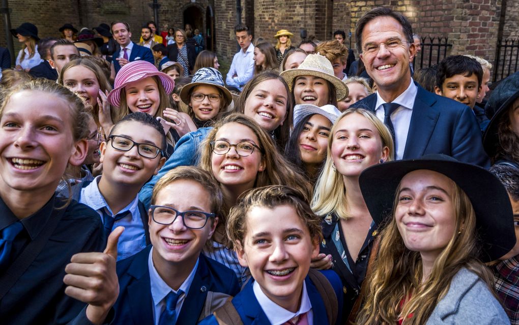 Leerlingen op de foto met dan nog minister-president Mark Rutte in 2019. Jongeren zijn over het algemeen gehecht aan de democratie, bleek vorige week uit langlopend onderzoek. beeld ANP, Lex van Lieshout