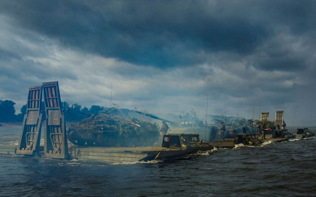 Russische tanks op landingsvoertuigen op de rivier de Oka. beeld EPA