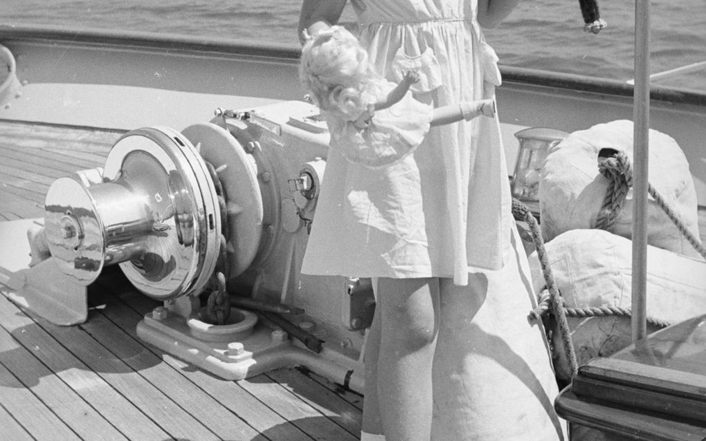 Ter gelegenheid van haar tiende verjaardag poseert prinses Margriet aan boord van het koninklijk jacht Piet Hein. Foto Maritiem Museum