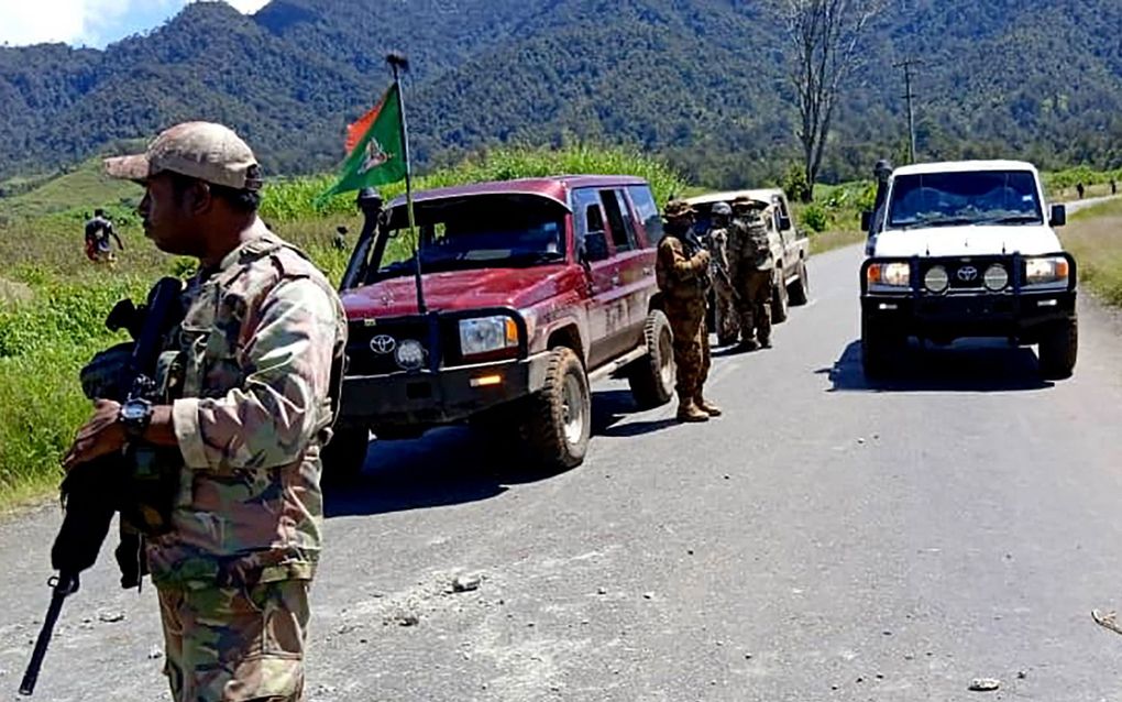 Papoea-Nieuw-Guinese veiligheidstroepen patrouilleren in de buurt van het plaatsje Wabag, waar afgelopen weekeinde zeker 49 doden vielen bij geweld tussen rivaliseren stammen. beeld AFP, Royal Papua New Guinea Constabulary