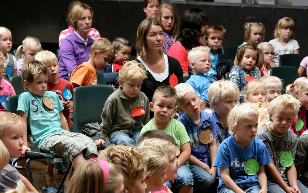 Kinderen kijken en luisteren naar de Bijbelvertelling tijdens de Vakantie Bijbel Week in Kootwijkerbroek. Foto RD, Anton Dommerholt