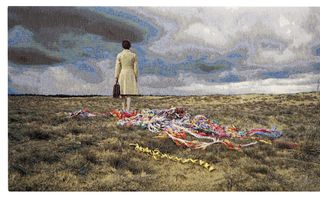 Vrouw met gele jas en tas in haar hand op de rug gezien. Op het veld waar ze loopt liggen papieren serpentines.