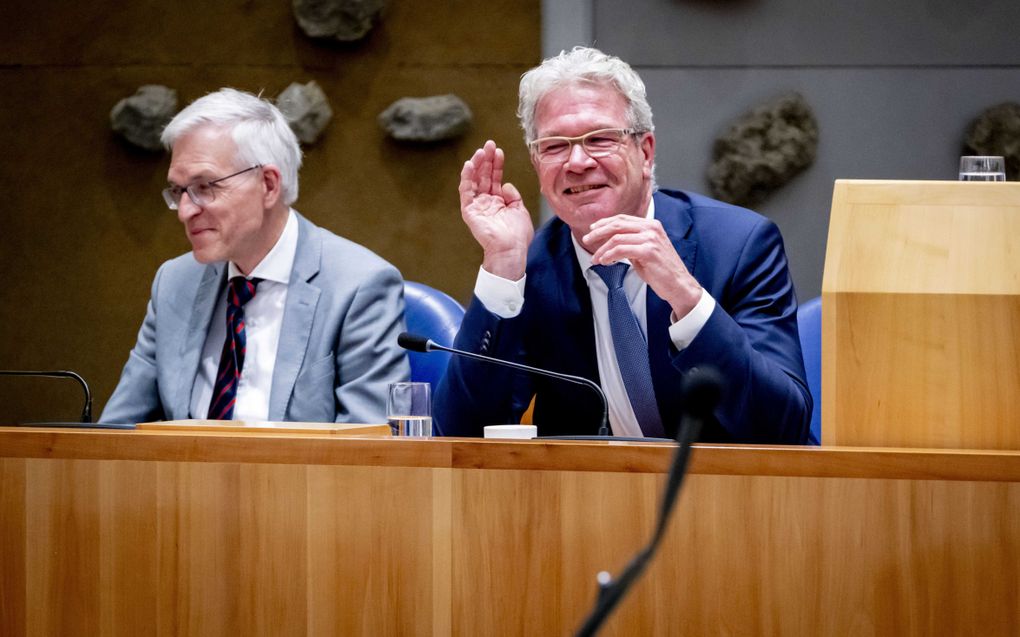 Richard van Zwol en Elbert Dijkgraaf (r.) in de Tweede Kamer tijdens een debat over hun eindverslag. Onder hun begeleiding kwamen de vier partijen na bijna zes maanden een hoofdlijnenakkoord overeen. beeld ANP, Robin Utrecht 