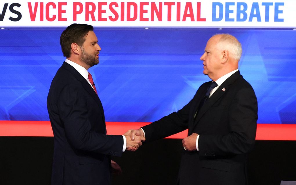 De Republikeinse vicepresidentskandidaat J.D. Vance en zijn Democratische tegenstrever Tim Walz geven elkaar woensdag een hand voorafgaand aan het televisiedebat. beeld AFP, Charly Triballeau