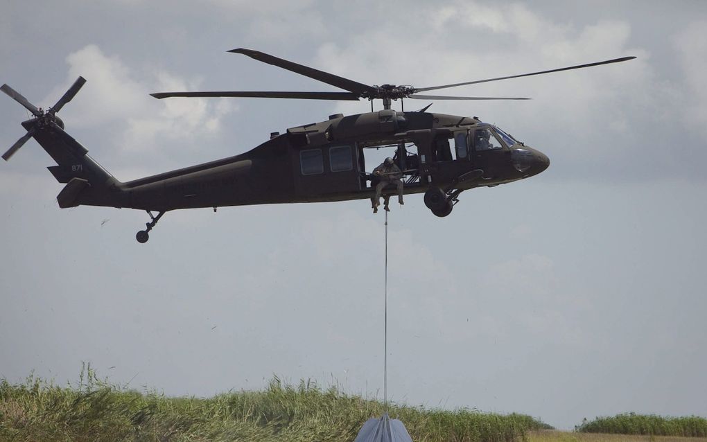 Helikopters droppen zandzakken in Skip Jack Bay in een poging olie buiten het ecosysteem van de Amerikaanse staat Louisiana te houden. Foto EPA