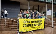 Een actie van Greenpeace voor het Paleis van Justitie in Den Haag, bij de zitting over stikstof in april. beeld ANP, Koen van Weel