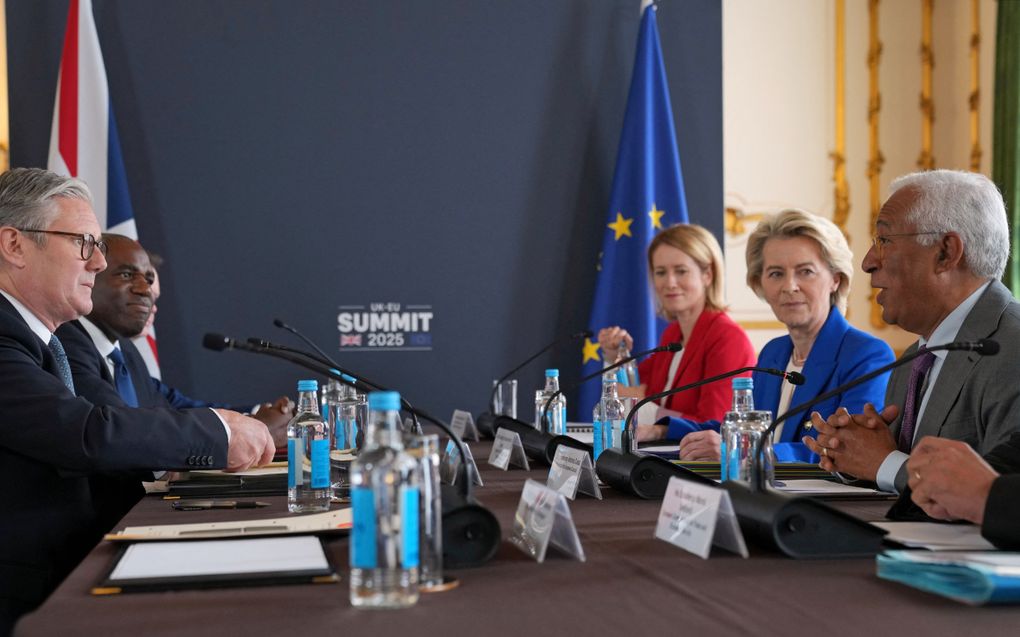 De Britse premier Keir Starmer (l.), buitenlandminister David Lammy, EU-buitenlandchef Kaja Kallas, voorzitter van de Europese Commissie Ursula von der Leyen en voorzitter van de Europese Raad Antonio Costa spreken elkaar maandag op de eerste EU-VK-top in Lancaster House in Londen. beeld AFP, Kin Cheung