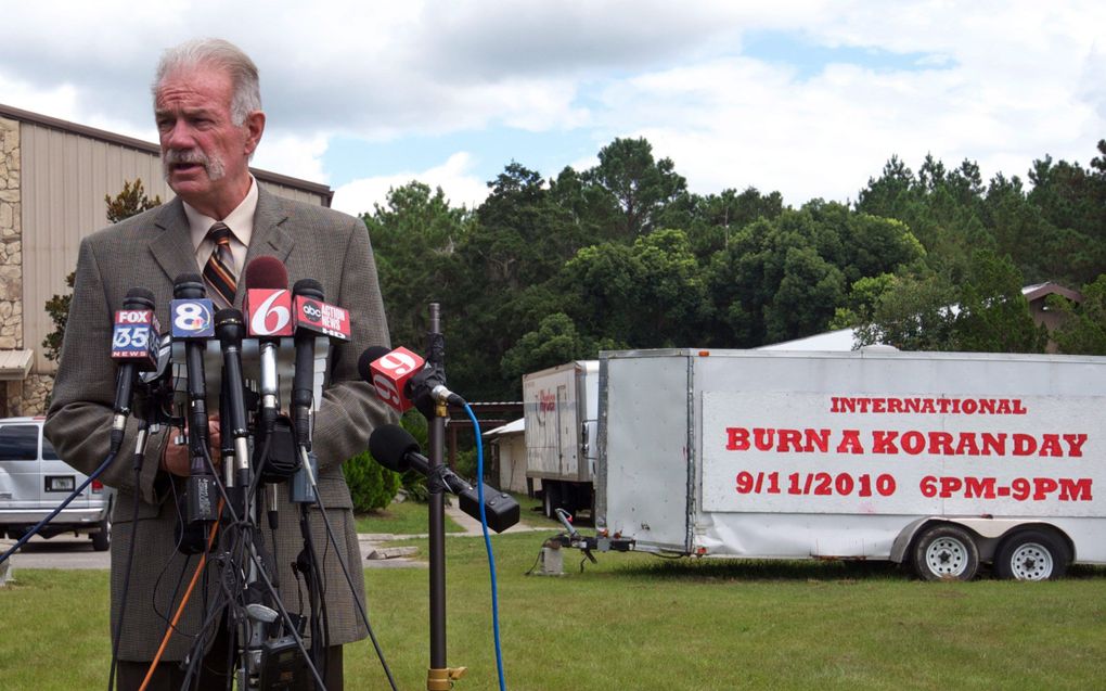 De Amerikaanse predikant Terry Jones, verbonden aan het Dove World Outreach Center in de Amerikaanse stad Gainesville (Florida), staat voor zijn kerkgebouw de pers te woord. De omstreden pastor liet gisteren weten niet af te zullen zien van zijn plan om z