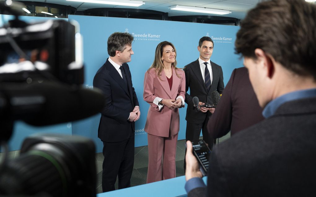 Drie politici staan (tv-)journalisten te woord.