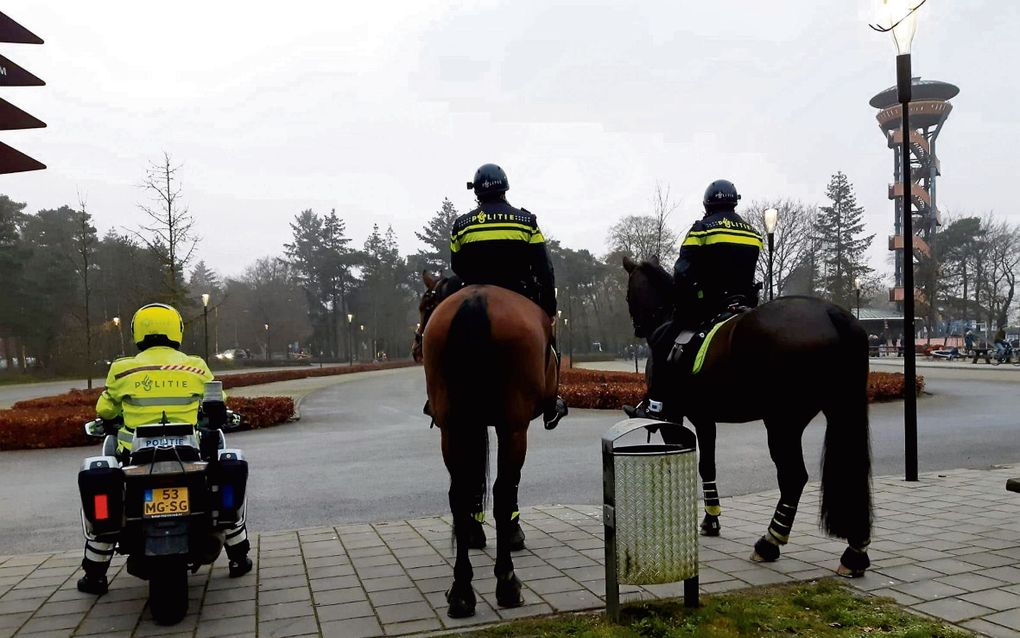 De politie rukte woensdag massaal uit voor een demonstratie tegen politiegeweld in Nunspeet. Zaterdag pakte de politie zes mensen op die een mondkapje weigerden te dragen. beeld RD