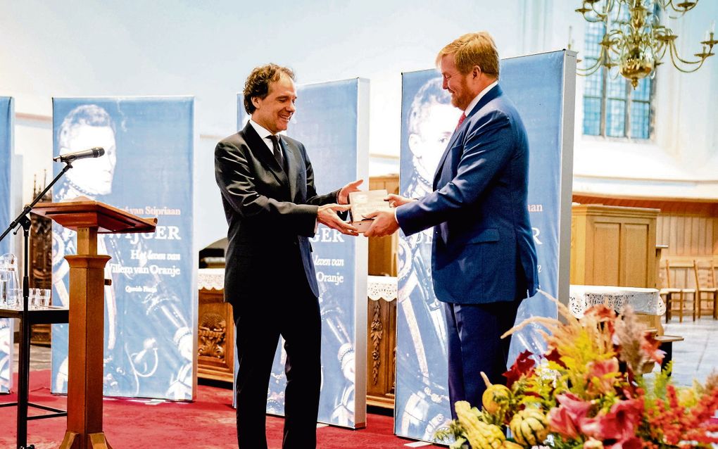 In de Kloosterkerk in Den Haag overhandigde auteur René van Stipriaan dinsdag zijn biografie van Willem van Oranje aan koning Willem-Alexander. beeld ANP, Bart Maat