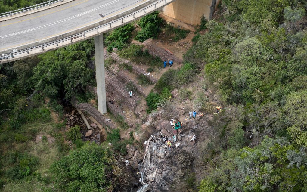 De bus stortte tientallen meters naar beneden en vloog in brand. beeld EPA, Shiraaz Mohamed