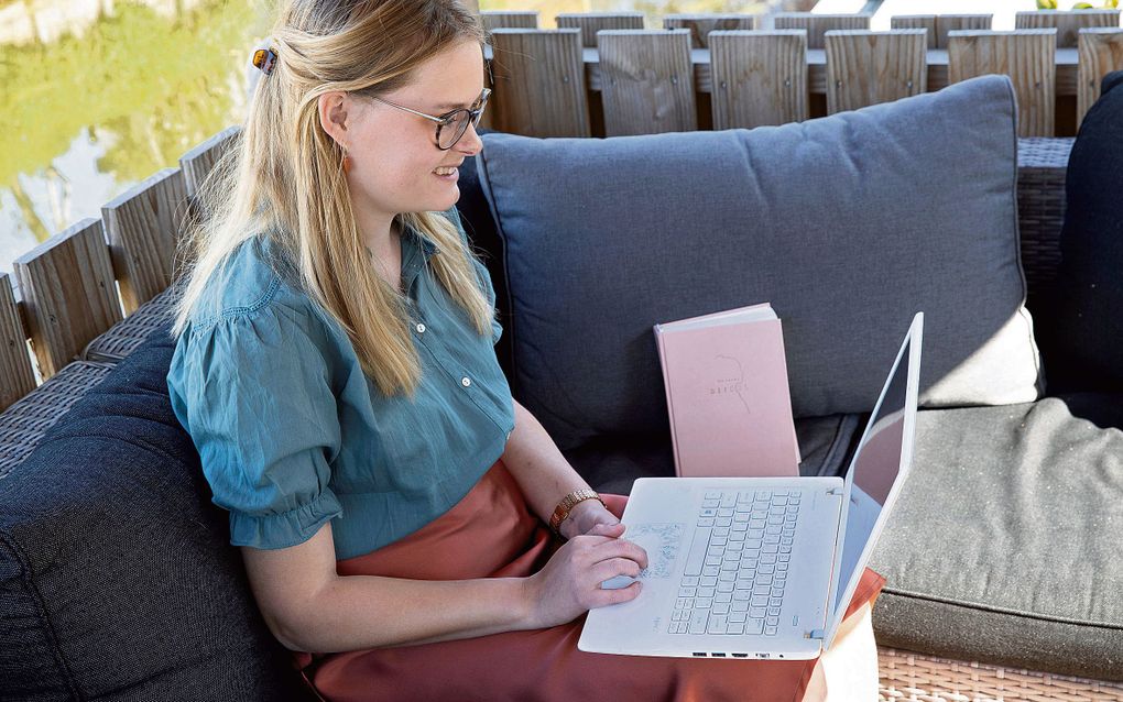 Marije Brandwijk uit Sliedrecht organiseerde onlangs een online jeugdverenigingsavond. De jongeren praatten met elkaar over de betekenis van Pasen en speelden een potje bingo. beeld RD, Anton Dommerholt