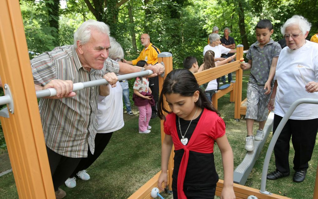 Flip Couwenhoven (80) is blij met de komst van het Lappsetspeeltoestel in de tuin van de Rotterdamse Jan Meertensflat. „Mijn spieren zijn goed ontwikkeld.” Foto Rob Kamminga