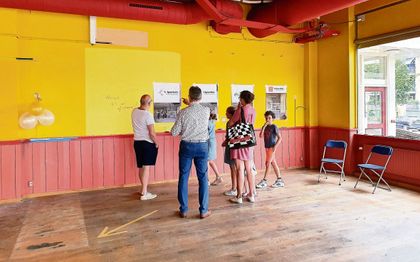 Leden van de gereformeerde gemeente in Ede namen tijdens de open dag een kijkje in het pand in het centrum van Ede. beeld Albert Groothedde