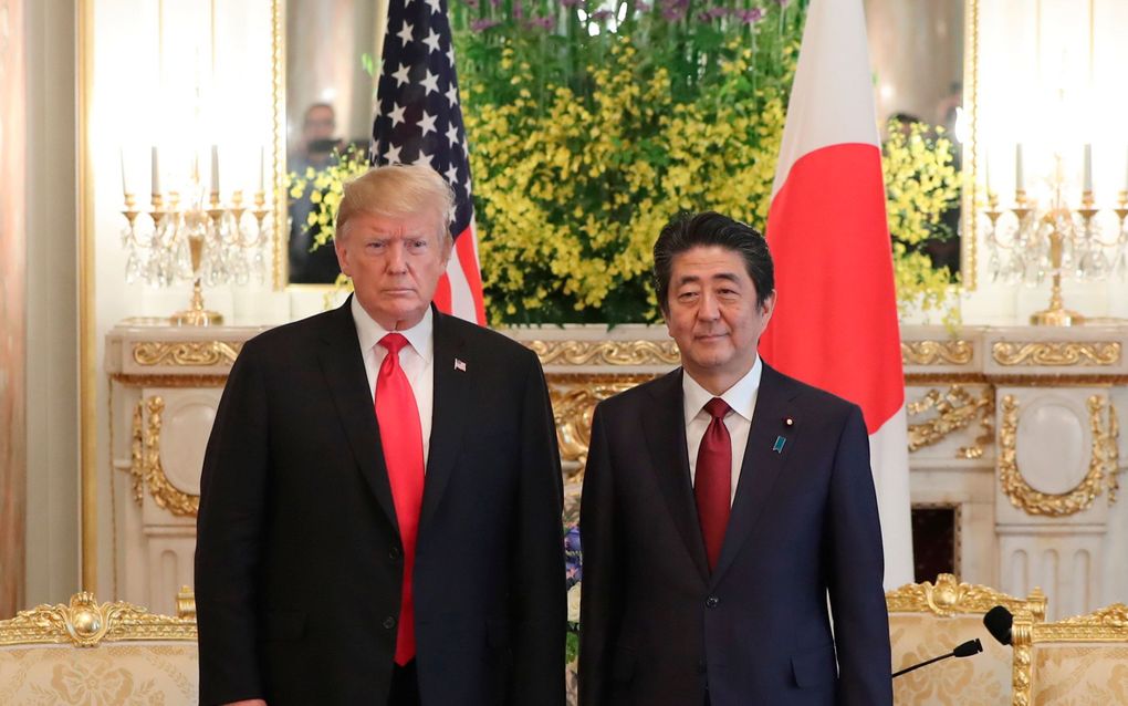 De Amerikaanse president Donald Trump en premier Shinzo Abe van Japan. beeld EPA