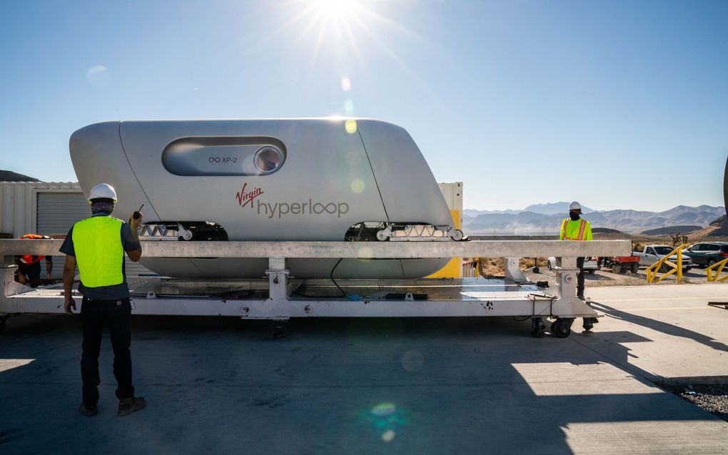 De XP-2 staat op het punt de vijfhonderd meter lange testbaan in te gaan. Volgens Virgin is dit de nieuwe manier voor hogesnelheidsreizen. beeld EPA, Virgin Hyperloop Handout