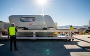 De XP-2 staat op het punt de vijfhonderd meter lange testbaan in te gaan. Volgens Virgin is dit de nieuwe manier voor hogesnelheidsreizen. beeld EPA, Virgin Hyperloop Handout