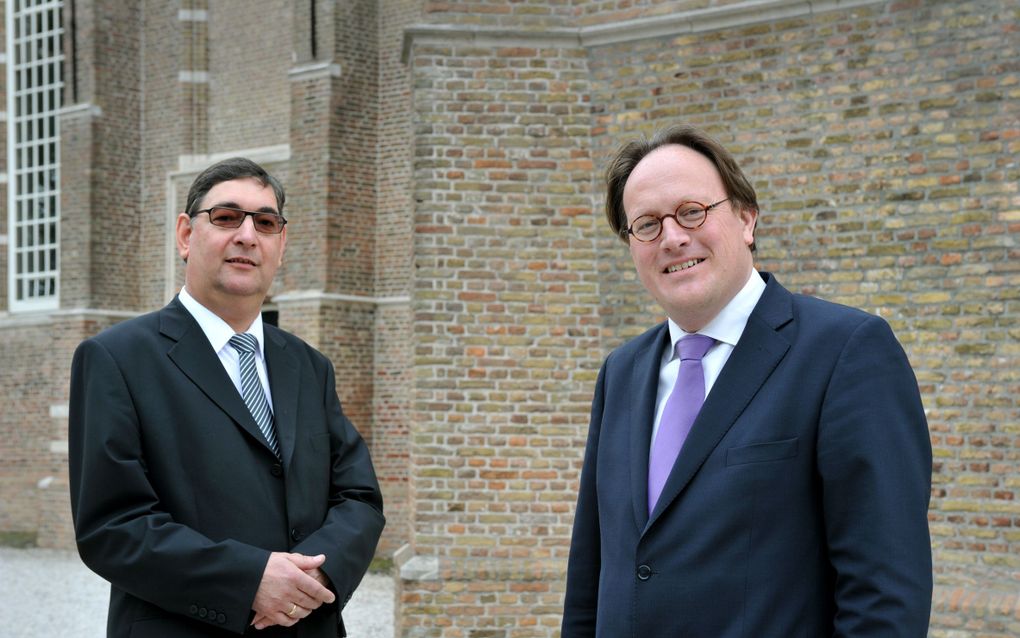 WAARDER – Ds. H. J. van Wijnen, directeur van de HGJB, en ds. P. Vernooij, bestuurslid van de Bond van hervormde zondagscholen. „We vinden elkaar in het hervormde denken.” Foto Erik Kottier