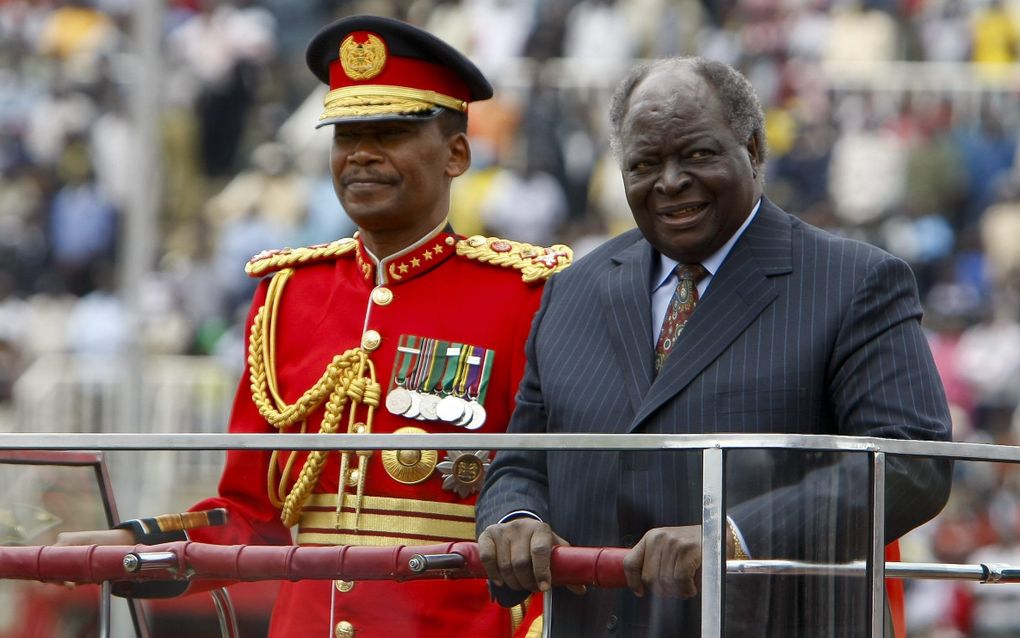 NAIROBI - De Keniaanse president Mwai Kibaki (r.) tijdens de viering van onafhankelijkheidsdag. Foto EPA