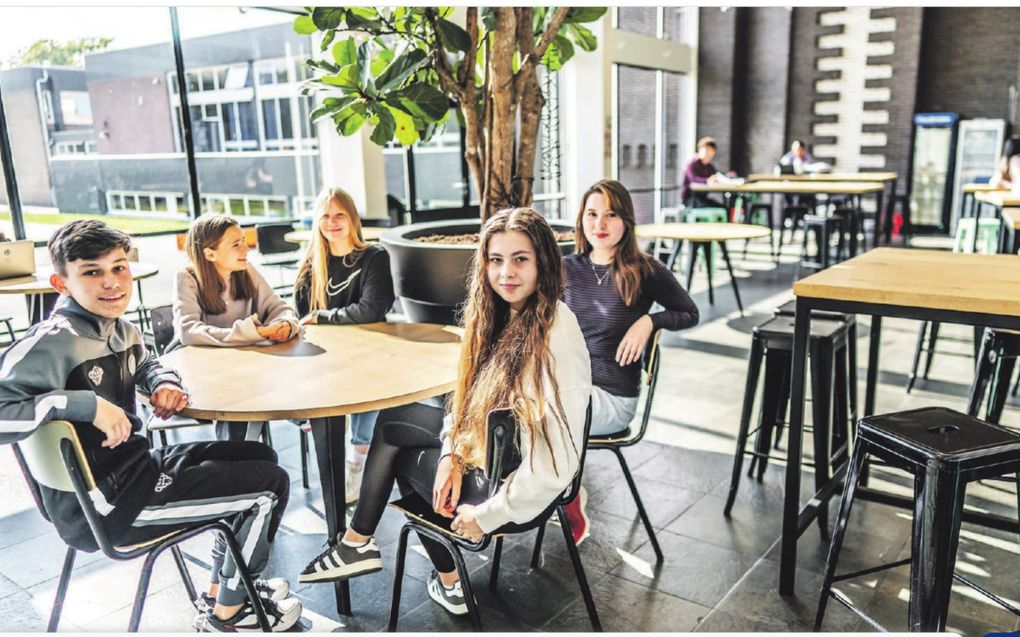 Oekraïense leerlingen op school in Laren. Vanaf links: Tima, Ksusha, Alisa, Angelina en Diana. beeld Joris van Gennip