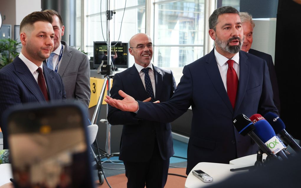 Leden van het Europees Parlement, vertegenwoordigers van de Europese Conservatieven en Hervormers Fractie ECR, (L-R) Poolse Patryk Jaki, Hongaar Harald Vilimsky, Jorge Bxade Villalba uit Spanje, Hongaars Fidesz-lid Balazs Hidveghi en Frans Jean Paul Garraud geven een gezamenlijke persconferentie omdat zij zich verzetten tegen het migratie- en asielpakket tijdens de plenaire zitting van het EU-Parlement in Brussel. beeld EPA, Olivier Hoslet