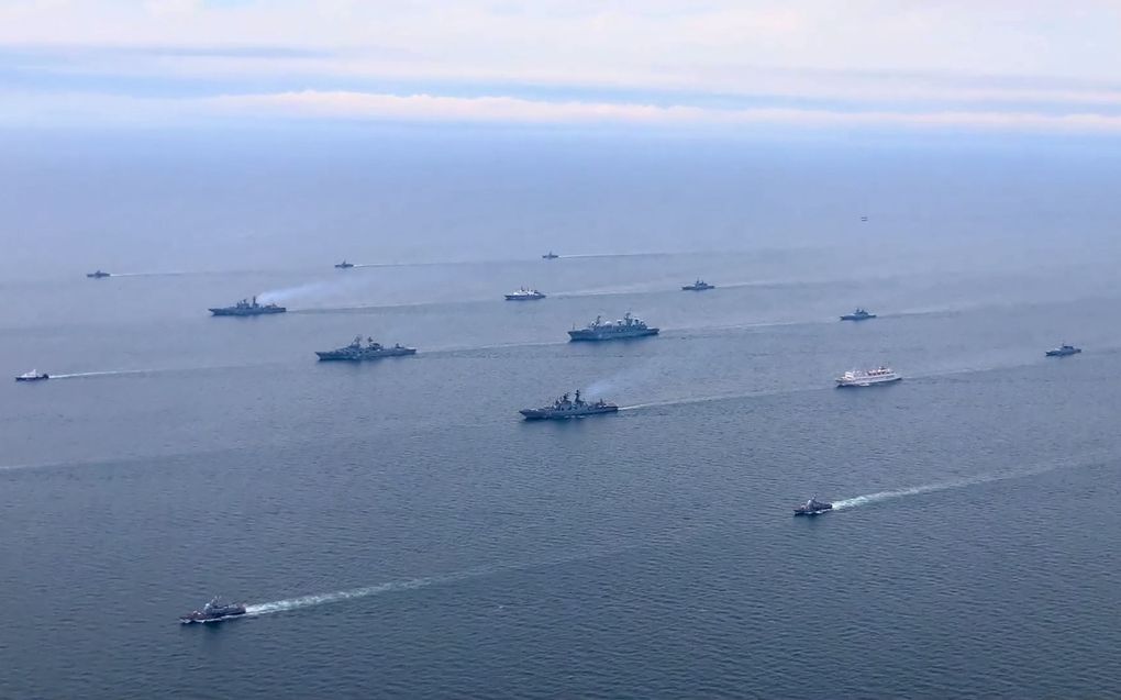 Russische marineschepen in de Baai van Peter de Grote, in de Japanse Zee. Rusland is begonnen aan de grootste marineoefening in meer dan dertig jaar. beeld AFP / Russian Defence Ministry 