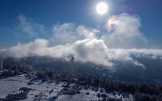 Uitbundige zon boven een sneeuwlandschap in Duitsland.