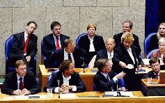 DEN HAAG - Minister-president Jan Peter Balkenende leest zijn regeringsverklaring voor aan zijn nieuwe ministersploeg en aan de leden van de Tweede Kamer. - Foto ANP