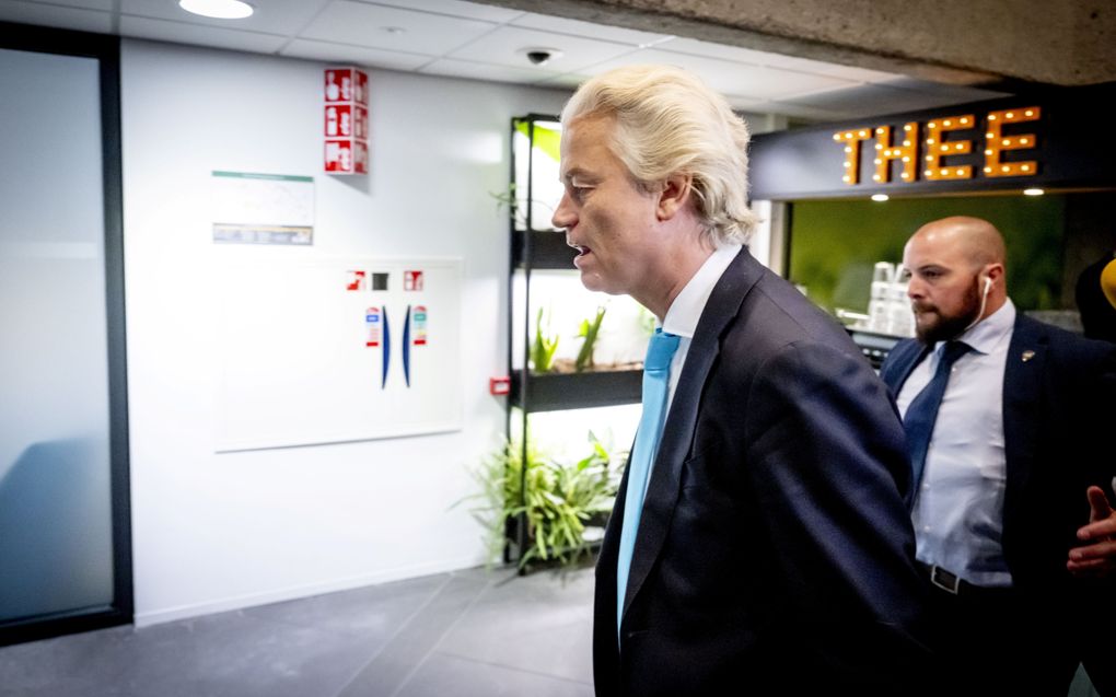 Geert Wilders (PVV) arriveert voor de formatiegesprekken met de formerende partijen PVV, VVD, NSC, BBB en formateur Richard van Zwol. beeld ANP, Robin Utrecht