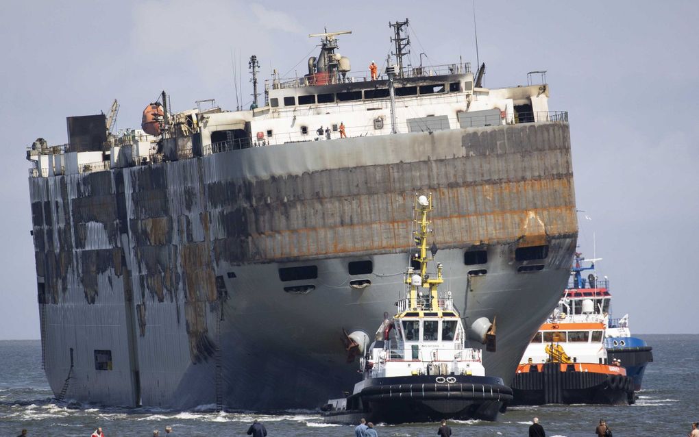 Het uitgebrande autovrachtschip Fremantle Highway wordt de Eemshaven binnen gesleept. beeld ANP, Vincent Jannink