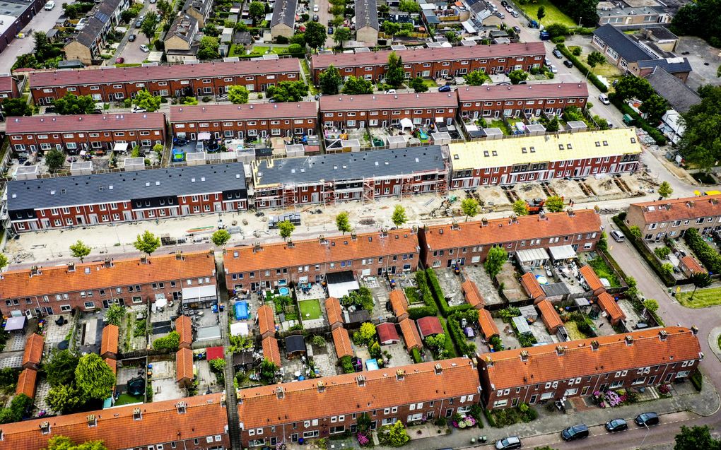 Dronefoto van sociale huurwoningen in aanbouw in de Indische buurt in Zwijndrecht.