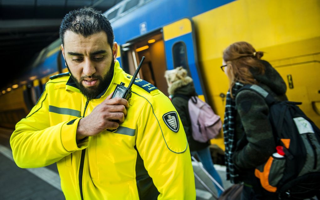 Een veiligheidsmedewerker van de NS aan het werk op station Den Haag CS. Agressie neemt toe in het ov. beeld ANP,  Remko de Waal