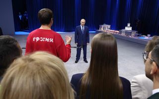 De Russische president ontmoet jongeren tijdens een conferentie in de Russische hoofdstad Moskou. beeld AFP, Artem Geodakyan 