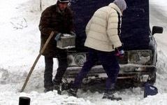 SKOPJE â€“ Het verkeer in MacedoniÃ« raakte dinsdag ernstig ontregeld als gevolg van zware sneeuwval. Ook in andere Balkanlanden viel een fors pak sneeuw. - Foto EPA